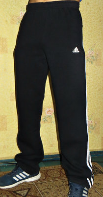 Теплые спортивные штаны Adidas на флисе прямые с лампасами.