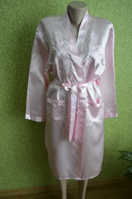 Шикарный розовый атласный халатик с вышивкой