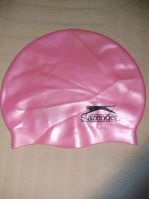 Продам новую,фирменную Slazenger,детскую шапочку для плавания 2-6 лет.