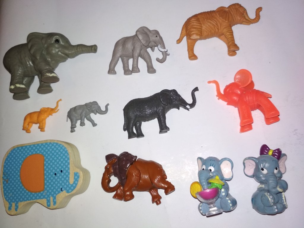 Киндер слоны. Игрушка слон из киндера. Киндер сюрприз слоники. Игрушки Киндер слоны. Киндер слоники коллекция.