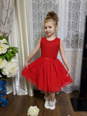 Стильное весеннее платье красного цвета