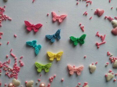 Сахарные бабочки маленькие для украшения кондитерских изделий, размер на фото. Цвета разные Цена за