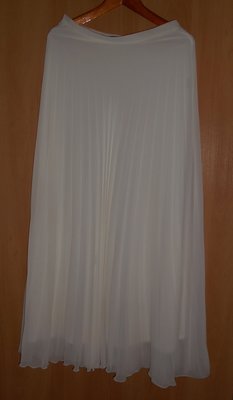 красивая летняя длинная юбка размер с-м, цвет бело-молочный,плиссировка,есть подкладка.в поясе-38.дл