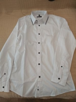 Продам новую,фирменную Sols ,красивую ,белоснежную рубашку,S.