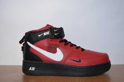 Кроссовки Nike красные.