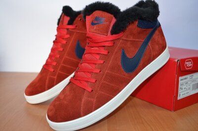 Зимние кроссовки Nike красные.