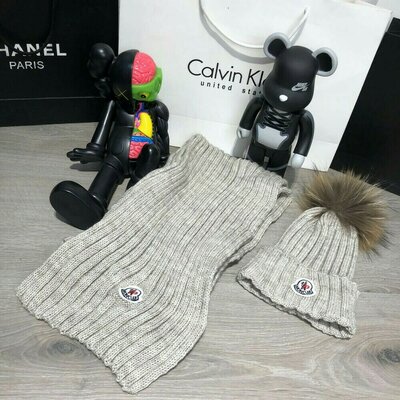 Комплект шапка и шарф Moncler Winter Hat Knitted Pompon and Scarf Sandy