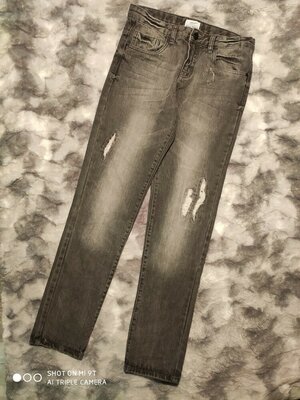 Стильные мужские-S, подростковые-164 см рост джинсы с рваным декором