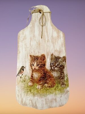 Деревянная разделочная доска с двумя котятами и птичкой, ручная работа
