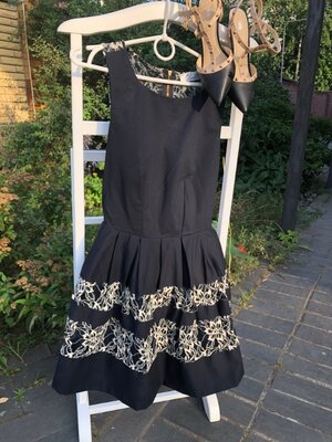 Брендовое Платье солнце клеш английской фирмы closet с кружевом , с красивой спинкой