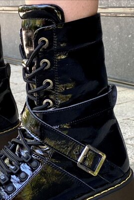 Женские чёрные натуральные лакированные ботинки на шнуровке ремешках натуральная лаковая кожа наплак