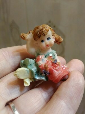 Маленькая статуэтка девочка с куклой, фигурка девочка с игрушкой.