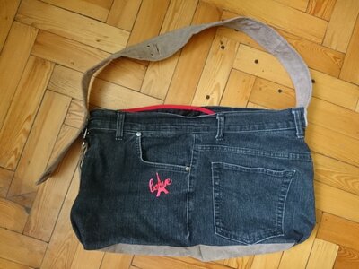 Замшевая сумка-мешок с вставками из джинса кроссбоди