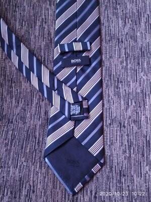 Крутой шелковый галстук hugo boss