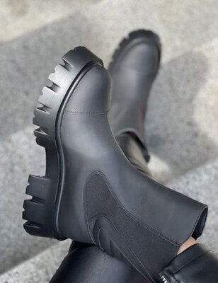 Женские демисезонные чёрные натуральные кожаные ботинки челси на массивной подошве матовая кожа из