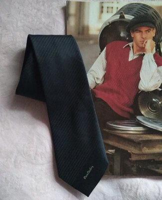 Черный галстук в полоску подписной оригинал pierre cardin