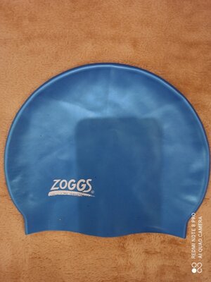 Продам новую фирменную Zoggs детскую шапочку для купания.