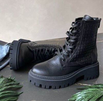 Женские чёрные натуральные кожаные плетёнка ботинки берцы на шнуровке чёрной подошве змейке из кожи
