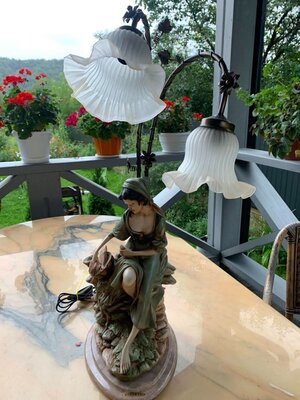 Старинная настольная лампа статуэтка. Винтаж из Бельгии.