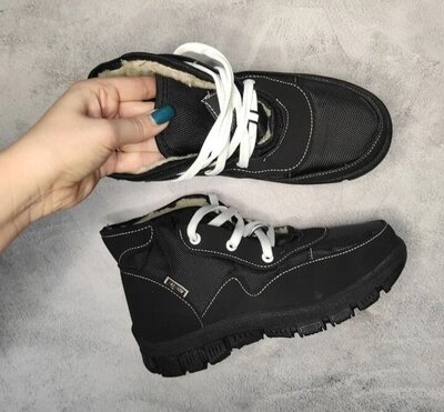 теплые зимние ботинки кроссовки черные
