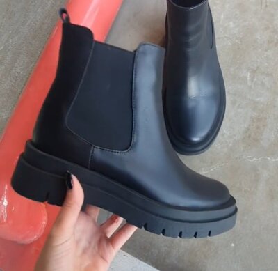 Женские зимние чёрные натуральные кожаные ботинки челси на массивной низкой подошве из натуральной