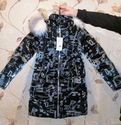 Зимняя удлиненная куртка пальто со скидкой для девочки Буквы, черная, р.128