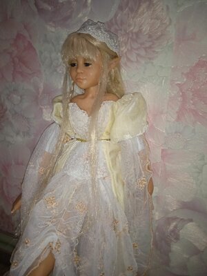 Продано: Фарфоровая кукла