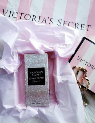 Продано: velvet petals shimmer минипарфюм с феромоном 40мл коробочка, подарок