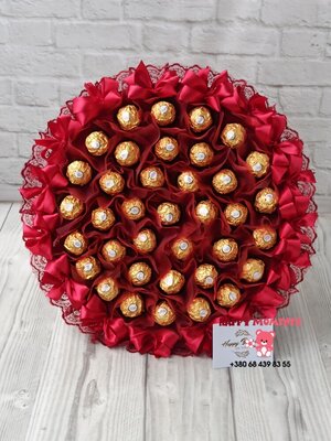Шикарный бордовый букет из конфет Ferrero Rocher