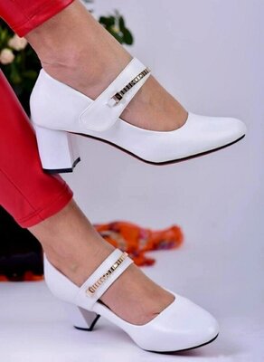 Продано: Красивые женские туфли белые закрытая пятка на каблуке закрытые