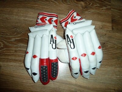 Продано: Кожаные защитные перчатки для игры в крикет, хоккей RH , на 9-11 рр