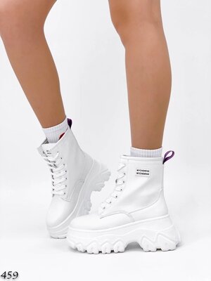 Продано: Женские чёрные белые демисезонные ботинки на высокой подошве на шнуровке