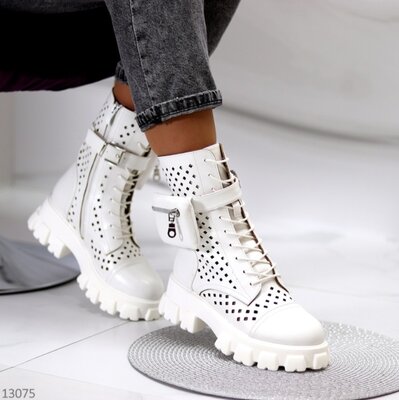 Продано: Женские белые бежевые ботинки с перфорацией с сумочкой на тракторной подошве