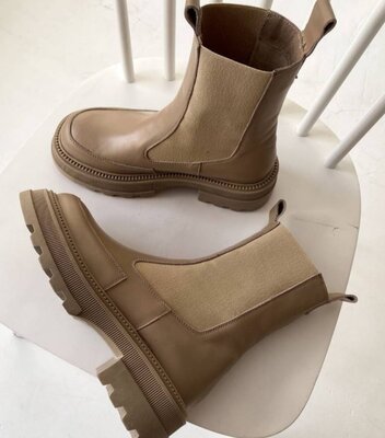 Женские зимние бежевые натуральные кожаные ботинки высокие челси на массивной низкой бежевой подошве