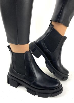 Женские чёрные демисезонные натуральные кожаные ботинки челси на чёрной массивной низкой подошве из