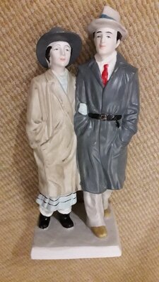 Продано: ARTDECO статуэтка из бисквитного фарфора Бонни и Клайд