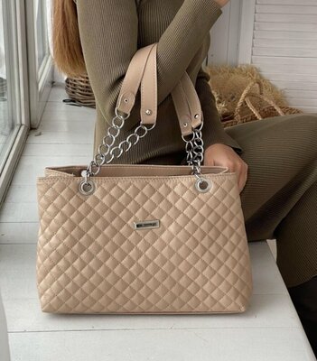 Чудова стильна зручна жіноча сумка,сумка з ланцюжком, стьобана сумка, сумка беж