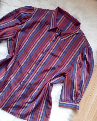 Разноцветная сатиновая рубашка блуза в полоску с коротким рукавом