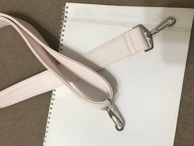 Ремешок для сумки нежного белесо-розового цвета новый
