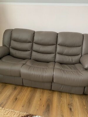 Комфортний шкіряний диван для вітальні. Розпродаж