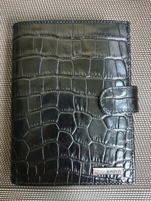 Шкіряне портмоне чорного кольору з розворотом для паспорта KARYA