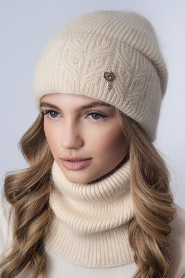 Продано: Тепла жіноча шапка