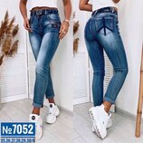 Стильные джинсы с поясом 7052