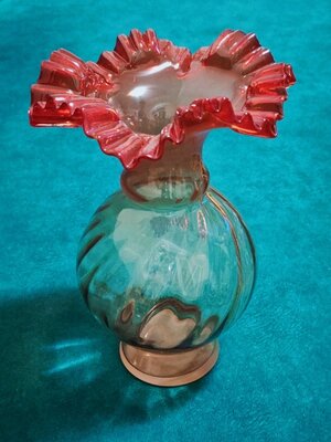 Красивая винтажная ваза огненное красное стекло. 26см.
